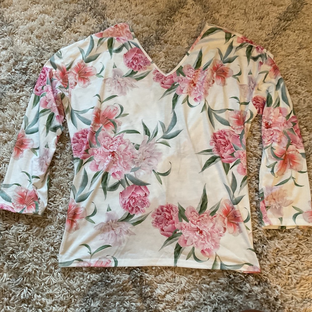 & the why Floral Peony Reversible Twist‎ Front V-Neck Top White Pink Medium
